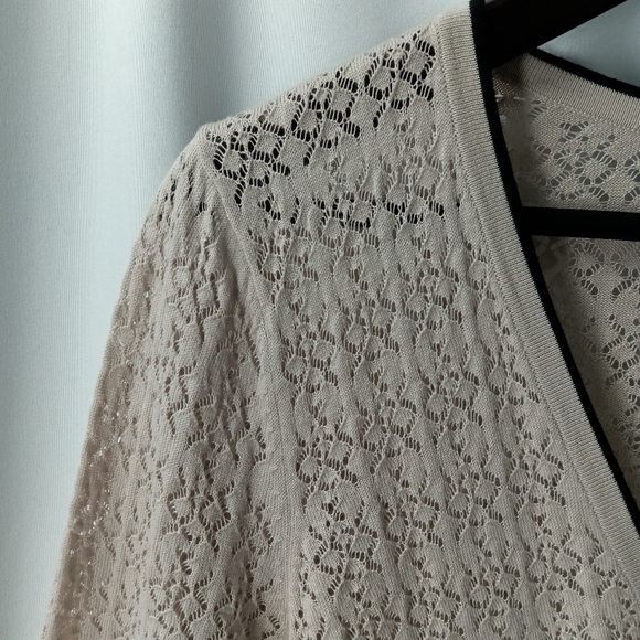 H&M Contrasting Delicate Lace Button Down Cardigan Sweater Size Medium - Picture 2 of 7